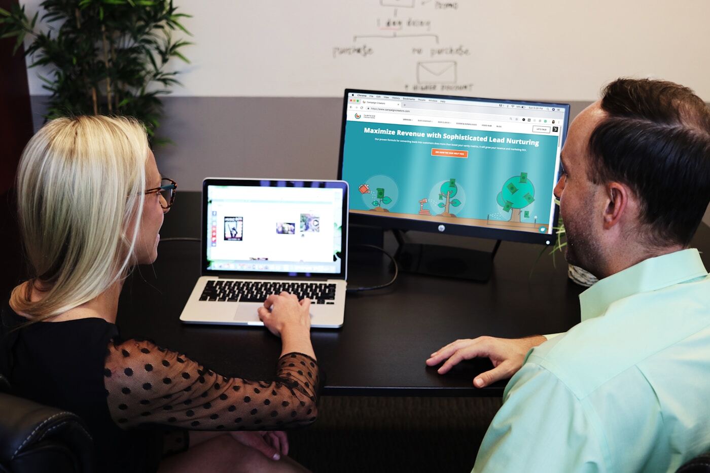 marketer reviewing hubspot dashboard audience settings